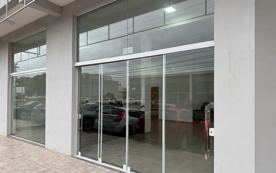 Fachada de loja em vidro temperado com porta de abrir