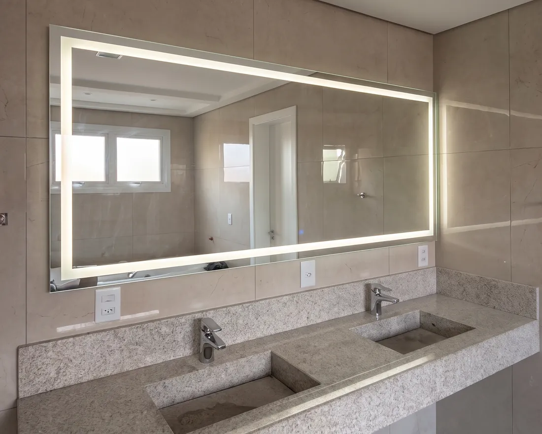 Espelho redondo com iluminação de LED instalado em lavabo