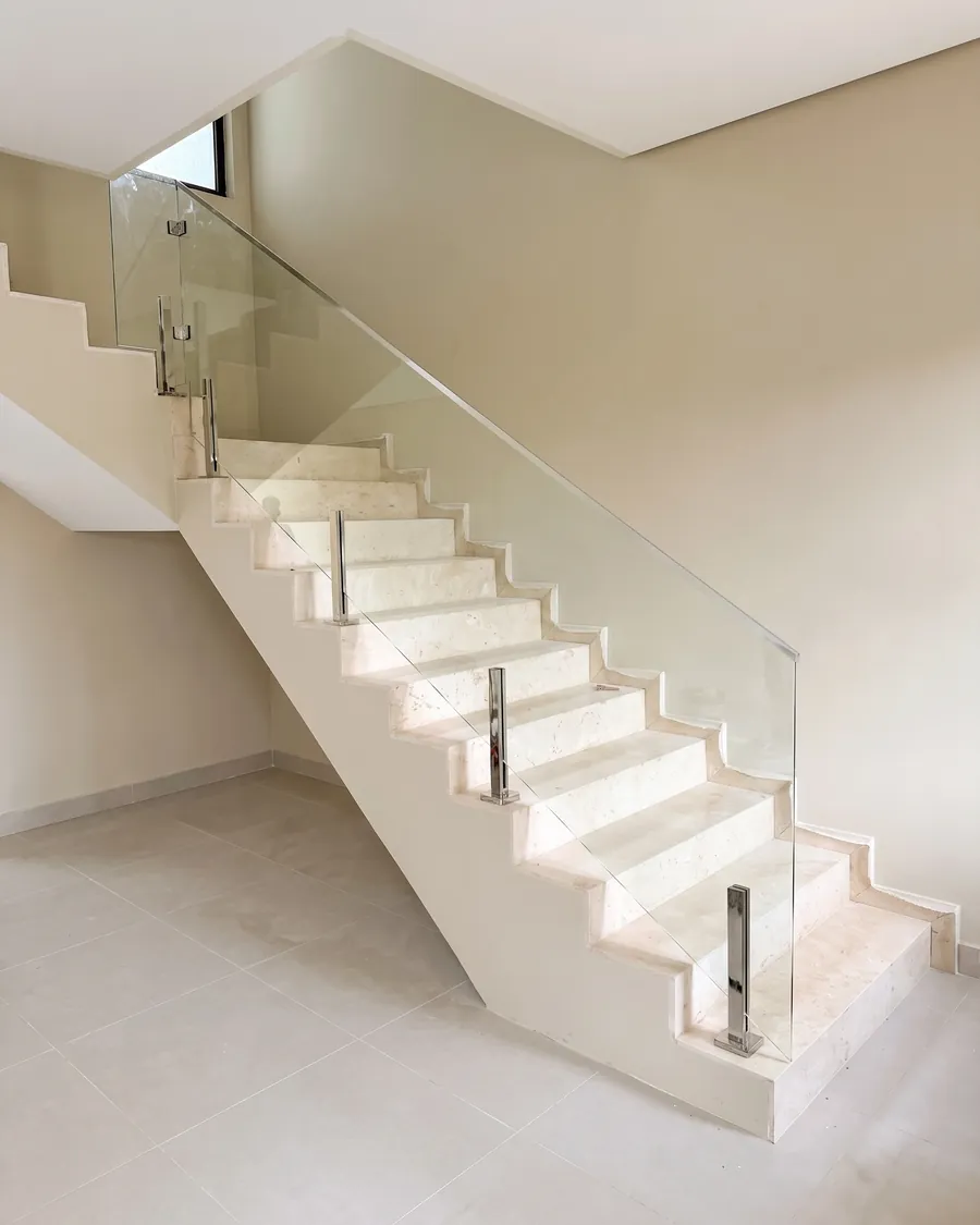 Guarda-corpo de vidro na escada, com prumos de inox